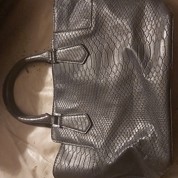 Woman's genuine guess purse - Picture 2 of 5